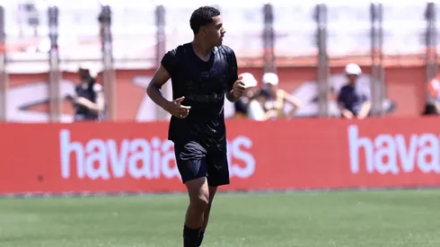 Denner jogador do Corinthians comemora seu gol durante partida contra o Sao Paulo no estadio Pacaembu pelo campeonato Copa Sao Paulo 2025. Foto: Marcello Zambrana/AGIF