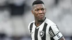 Patrick de Paula em ação pelo Bota. O volante pode deixar o Clube novamente