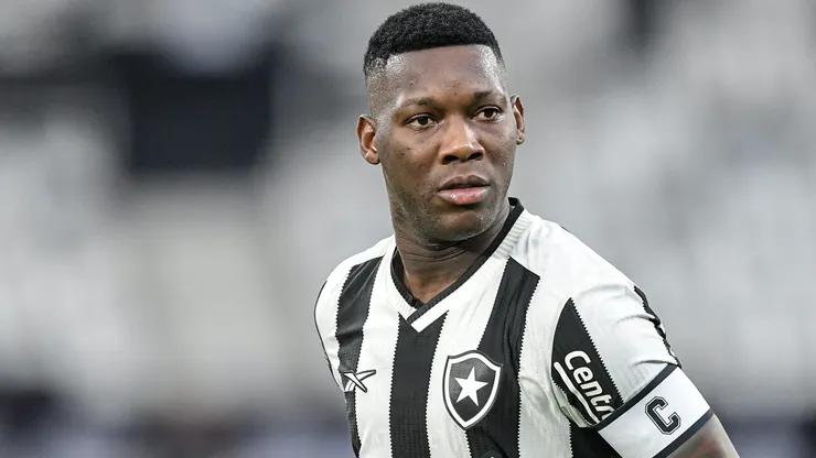 Patrick de Paula em ação pelo Bota. O volante pode deixar o Clube novamente