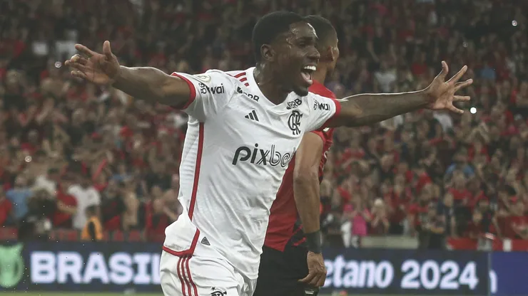 Evertton Araujo jogador do Flamengo comemora seu gol durante partida contra o Athletico-PR no estadio Arena da Baixada pelo campeonato Brasileiro A 2024. Foto: Gabriel Machado/AGIF