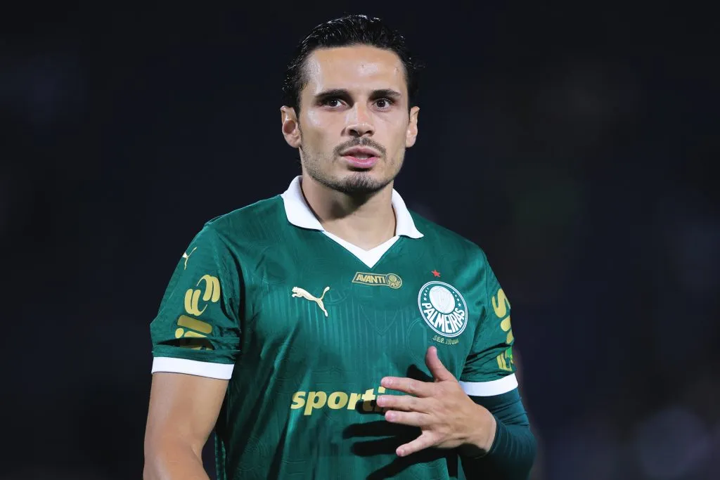 Raphael Veiga, do Palmeiras, durante partida contra o Novorizontino na Arena Barueri pelo Campeonato Paulista 2025. Foto: Ettore Chiereguini / AGIF