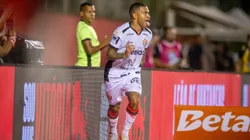 Lucas Esteves, do Vitoria, comemora seu gol com jogadores do seu time durante partida contra o Criciúma no Barradão pelo Campeonato Brasileiro A 2024. Foto: Jhony Pinho / AGIF