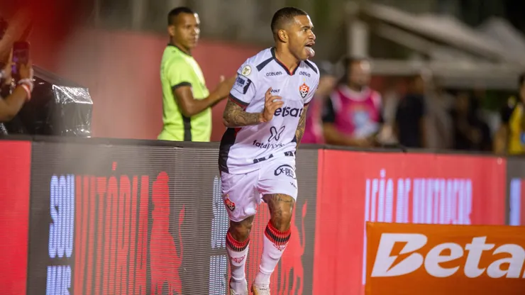 Lucas Esteves, do Vitoria, comemora seu gol com jogadores do seu time durante partida contra o Criciúma no Barradão pelo Campeonato Brasileiro A 2024. Foto: Jhony Pinho / AGIF