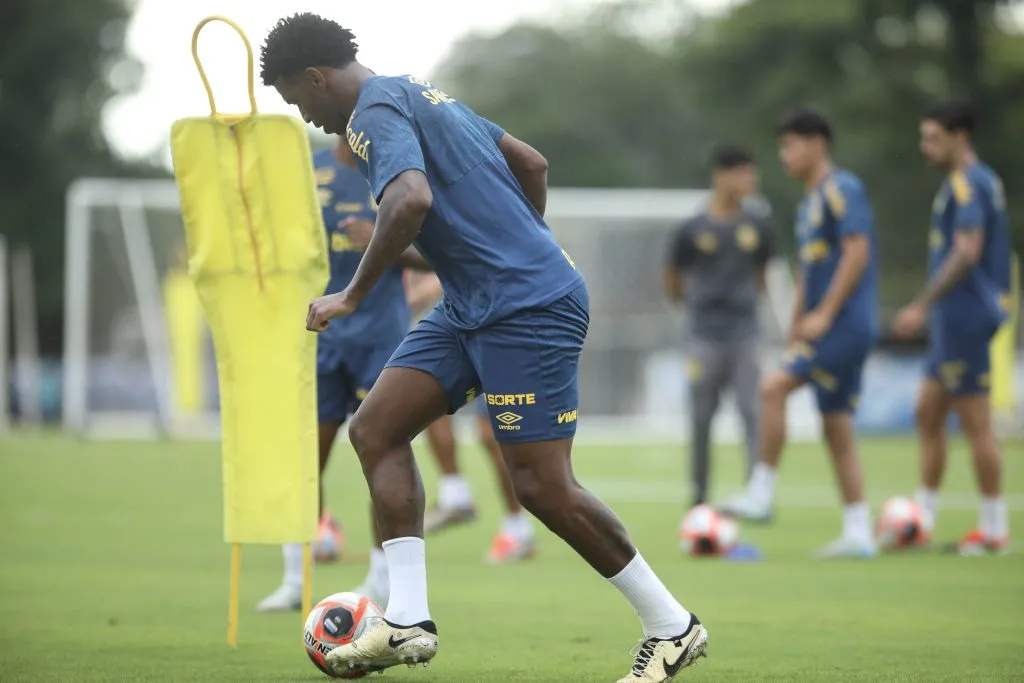 SP – SANTOS – 05/01/2025 – SANTOS, TREINO – Gil jogador do Santos durante treino no Centro de Treinamento CT Rei Pele, neste domingo (05). Foto: Reinaldo Campos/AGIF