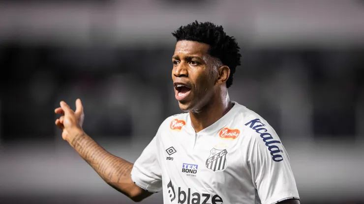 Gil jogador do Santos durante partida contra o Sport no estádio Vila Belmiro pelo campeonato Brasileiro B 2024. Foto: Abner Dourado/AGIF