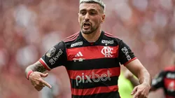 Arrascaeta convocou a torcida. Foto: Thiago Ribeiro/AGIF