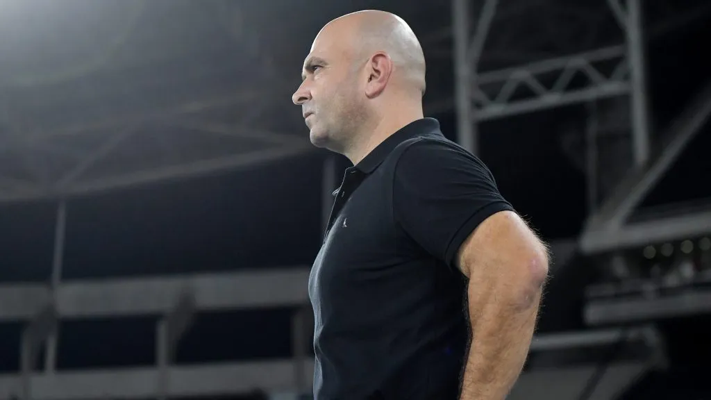 Carlos Leiria no comando do Botafogo durante o clássico. Foto: Thiago Ribeiro/AGIF