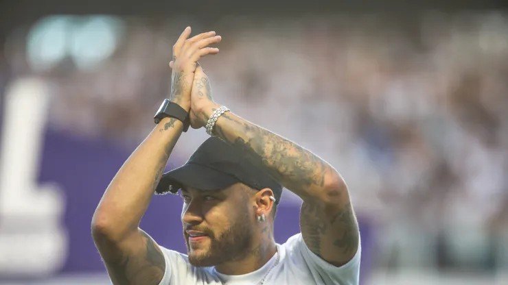 Neymar Junior jogador do Santos entra com o troféu do campeonato paulista antes da partida entre Santos e Palmeiras no estádio Vila Belmiro pelo campeonato Paulista 2024. Foto: Reinaldo Campos/AGIF