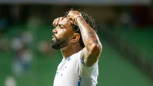 Gabigol, atacante do Cruzeiro, comemora um dos gols contra Itabirito - Foto: Fernando Moreno/AGIF