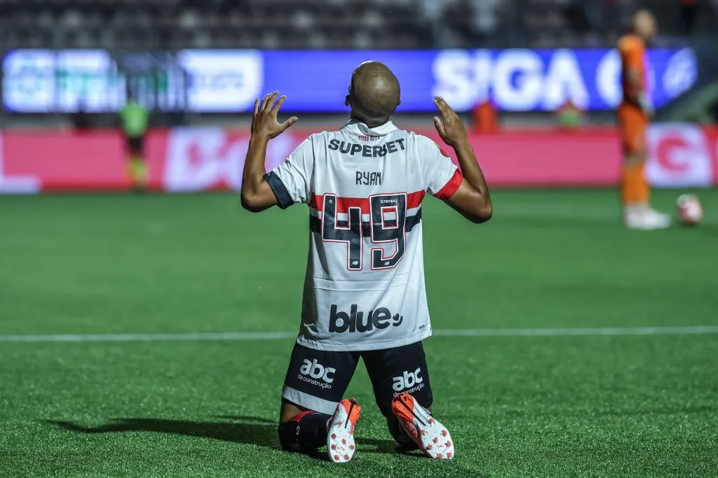 Ryan Francisco jogador do Sao Paulo comemora seu gol durante partida contra o Portuguesa no estadio Pacaembu pelo campeonato Paulista 2025. Foto: Marcello Zambrana/AGIF