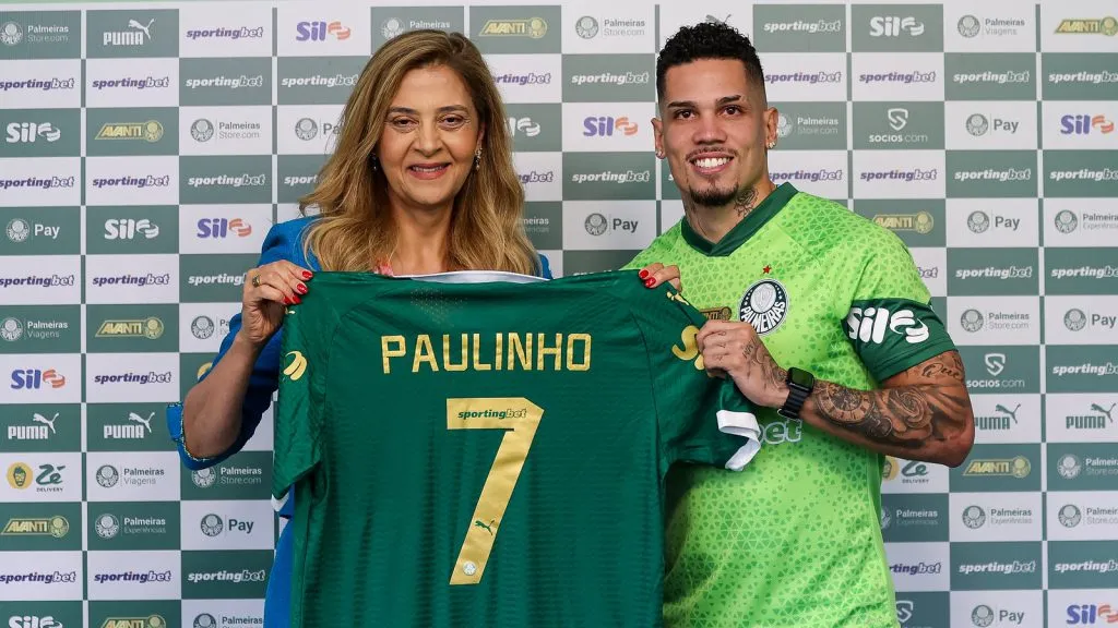 Paulinho com a presidente do Palmeiras, Leila Pereira. Foto: Fabio Menotti/Palmeiras