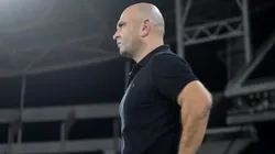 Carlos Leiria técnico do Botafogo durante partida contra o Fluminense no estádio Engenhão pelo campeonato Carioca 2025. Foto: Thiago Ribeiro/AGIF