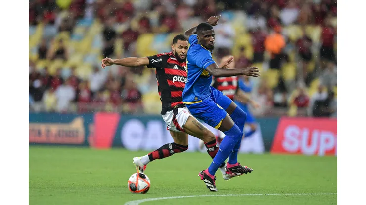 RJ - RIO DE JANEIRO - 30/01/2025 - CARIOCA 2025, FLAMENGO X SAMPAIO CORREA - Juninho jogador do Flamengo disputa lance com Thuram jogador do Sampaio Correa durante partida no estadio Maracana pelo campeonato Carioca 2025. Foto: Thiago Ribeiro/AGIF