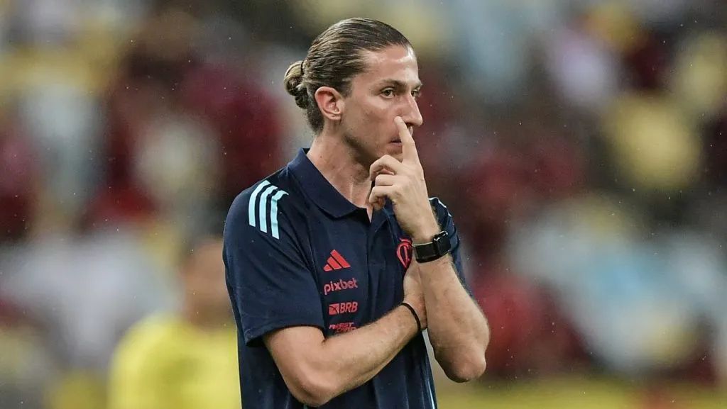Torcida do Flamengo critica insistência de Filipe Luís em Juninho