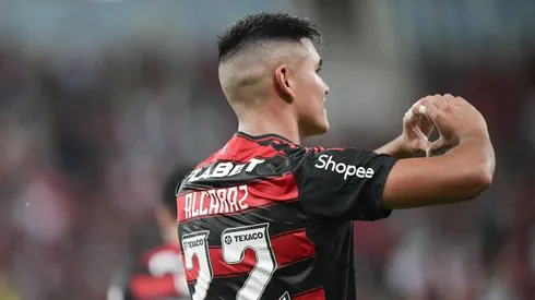 RJ - RIO DE JANEIRO - 30/01/2025 - CARIOCA 2025, FLAMENGO X SAMPAIO CORREA - Alcaraz jogador do Flamengo comemora seu gol durante partida contra o Sampaio Correa no estadio Maracana pelo campeonato Carioca 2025. Foto: Thiago Ribeiro/AGIF