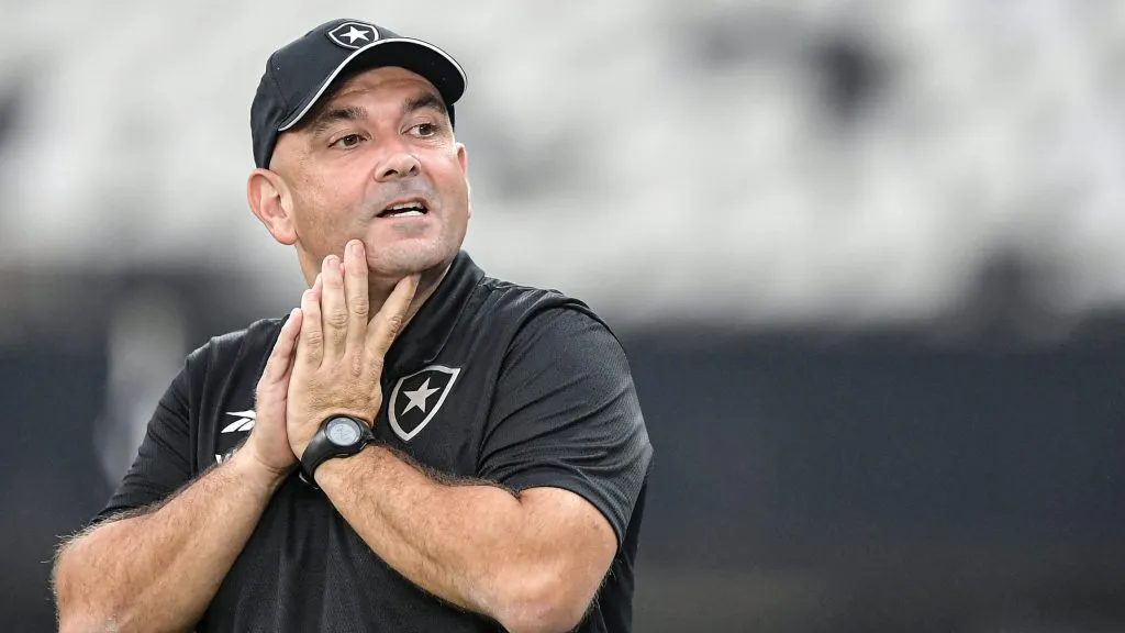 Carlos Leiria em partida do Botafogo