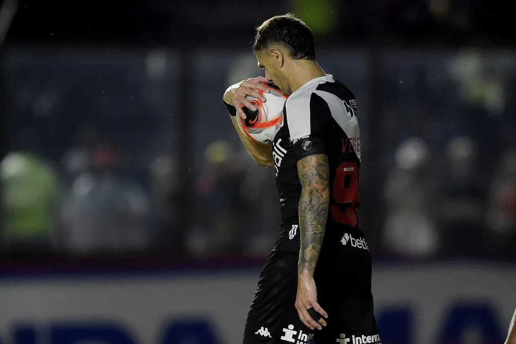 RJ – RIO DE JANEIRO – 29/01/2025 – CARIOCA 2025, MARICA X VASCO – Vagetti jogador do Vasco lamenta durante partida contra o Marica no estadio Sao Januario pelo campeonato Carioca 2025. Foto: Alexandre Loureiro/AGIF