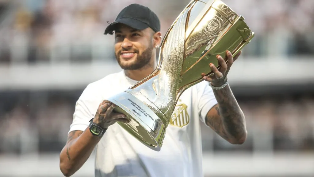 Neymar se apresentará no Santos nesta sexta-feira (31), com transmissão do Bolavip Brasil a partir das 16h. Foto: Reinaldo Campos/AGIF
