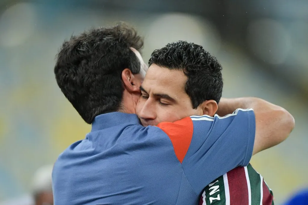RJ – RIO DE JANEIRO – 03/10/2024 – BRASILEIRO A 2024, FLUMINENSE X CRUZEIRO – Ganso jogador do Fluminense com Fernando Diniz tecnico do Cruzeiro antes da partida no estadio Maracana pelo campeonato Brasileiro A 2024. Foto: Thiago Ribeiro/AGIF