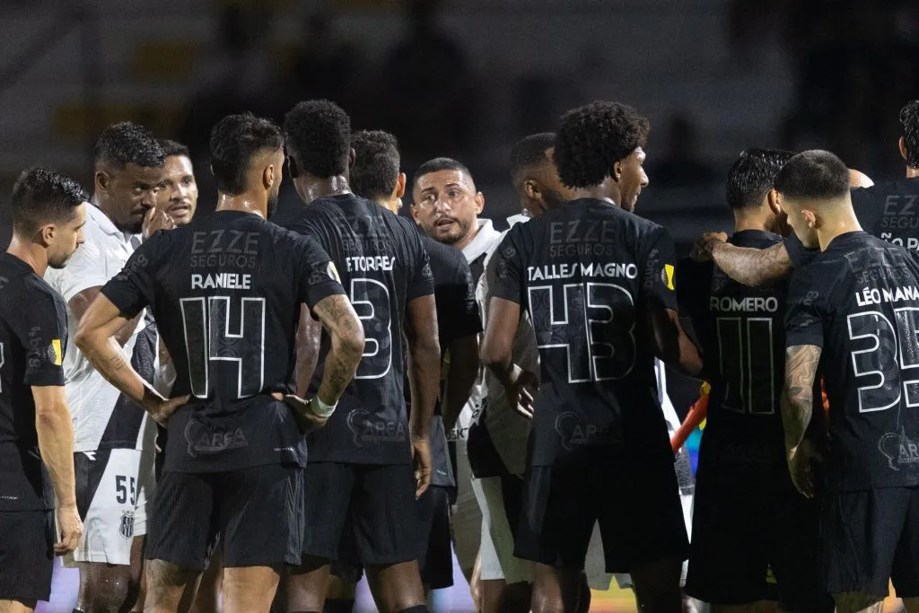 SP – CAMPINAS – 29/01/2025 – PAULISTA 2025, PONTE PRETA X CORINTHIANS – Tumulto entre jogadores do Ponte Preta e jogadores do Corinthians durante partida no estadio Moises Lucarelli pelo campeonato Paulista 2025. Foto: Diogo Reis/AGIF
