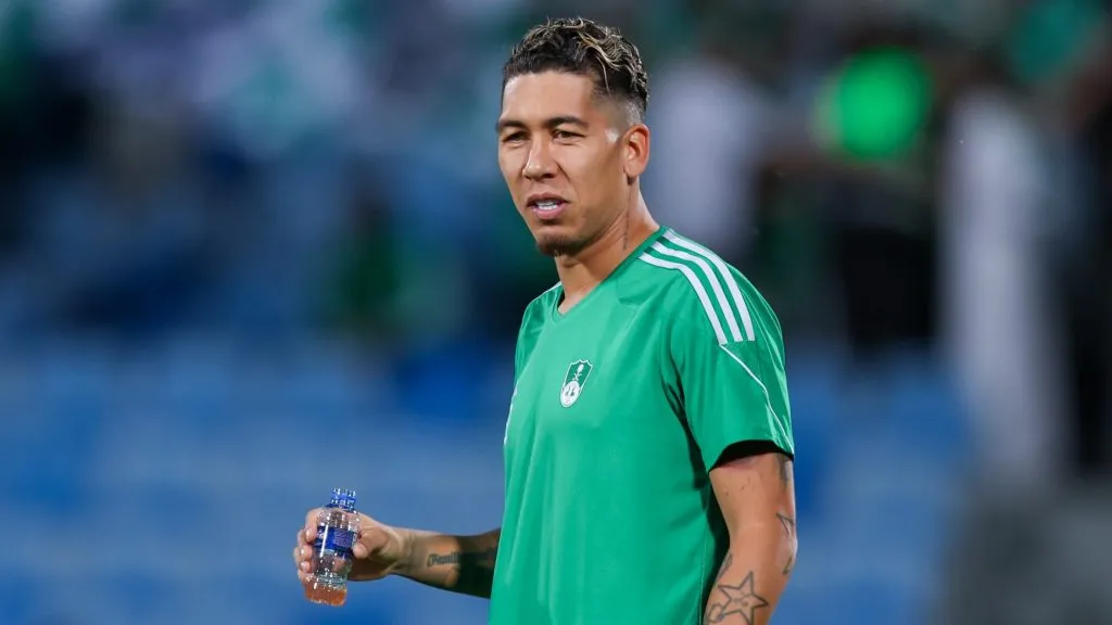 Roberto Firmino deve ficar livre no mercado - (Photo by Yasser Bakhsh/Getty Images).