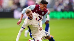 Cole Palmer sofre falta em partida do Chelsea diante do West Ham. Foto: PA Images / Alamy Stock Photo