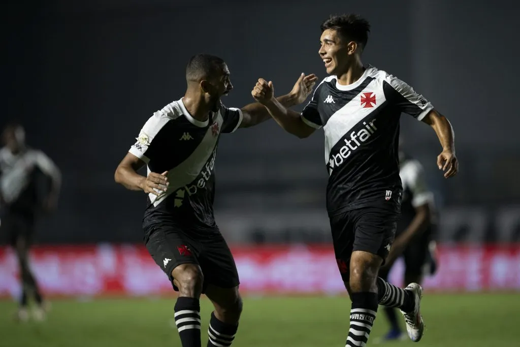 RJ – RIO DE JANEIRO – 10/07/2024 – BRASILEIRO A 2024, VASCO X CORINTHIANS – Sforza jogador do Vasco comemora seu gol com Paulo Henrique jogador da sua equipe durante partida contra o Corinthians no estadio Sao Januario pelo campeonato Brasileiro A 2024. Foto: Jorge Rodrigues/AGIF