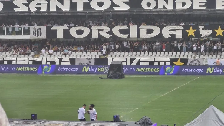 MC Lon se apresentando neste momento. Foto: Rodrigo Ribeiro