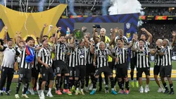 RJ - RIO DE JANEIRO - 08/12/2024 - BRASILEIRO A 2024, BOTAFOGO X SAO PAULO - Jogadores do Botafogo comemoram titulo de campeao apos partida contra o Sao Paulo no estadio Engenhao pela decisao do campeonato Brasileiro A 2024. Foto: Thiago Ribeiro/AGIF