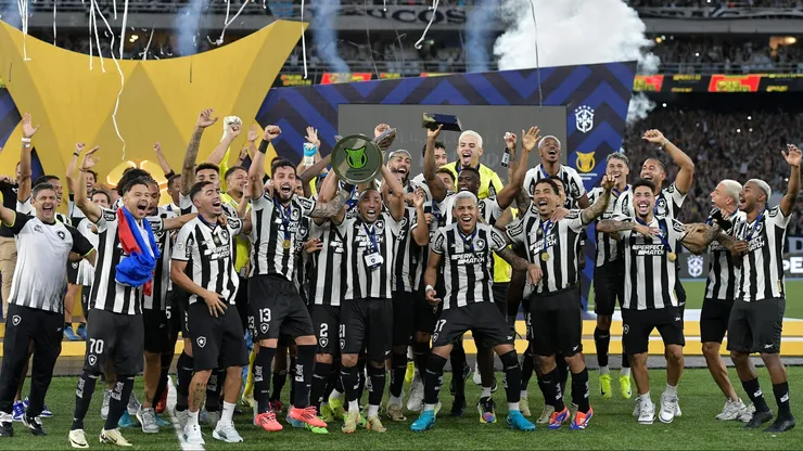 RJ - RIO DE JANEIRO - 08/12/2024 - BRASILEIRO A 2024, BOTAFOGO X SAO PAULO - Jogadores do Botafogo comemoram titulo de campeao apos partida contra o Sao Paulo no estadio Engenhao pela decisao do campeonato Brasileiro A 2024. Foto: Thiago Ribeiro/AGIF
