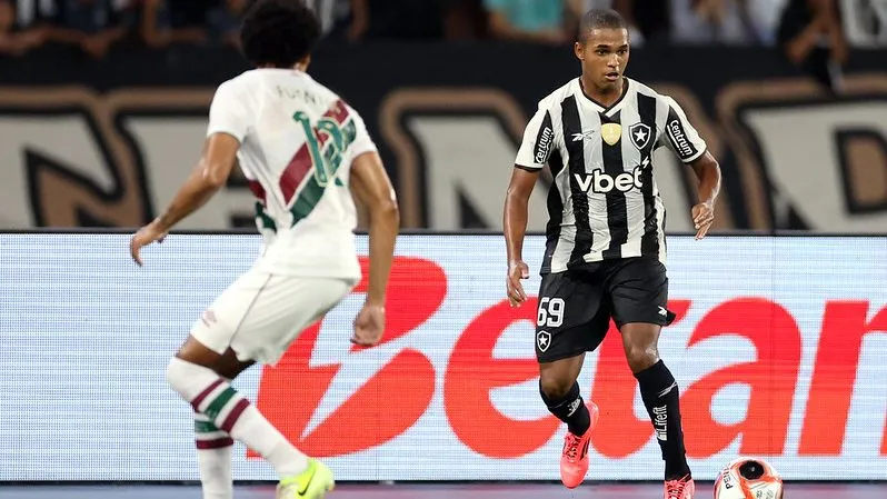 Rafael Lobato em ação no clássico contra o Fluminense. Foto: Vitor Silva/Botafogo