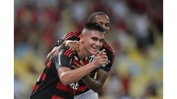 RJ - RIO DE JANEIRO - 30/01/2025 - CARIOCA 2025, FLAMENGO X SAMPAIO CORREA - Alcaraz jogador do Flamengo comemora seu gol durante partida contra o Sampaio Correa no estadio Maracana pelo campeonato Carioca 2025. Foto: Thiago Ribeiro/AGIF