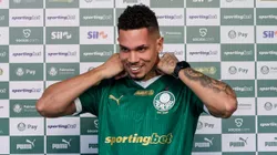 Apresentação de Paulinho, novo atleta da SE Palmeiras, na Academia de Futebol, em São Paulo-SP. (Foto: Fabio Menotti/Palmeiras/by Canon)