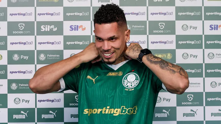 Apresentação de Paulinho, novo atleta da SE Palmeiras, na Academia de Futebol, em São Paulo-SP. (Foto: Fabio Menotti/Palmeiras/by Canon)