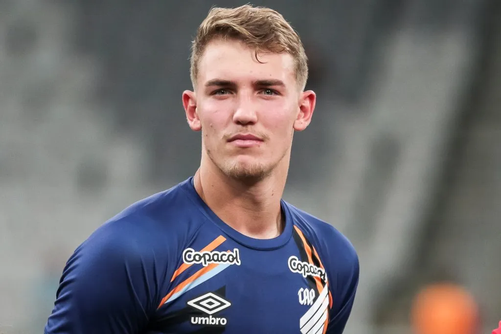 PR – Curitiba – 16/02/2023 – PARANAENSE 2023, ATHLETICO X FC CASCAVEL – Leo Link goleiro do Athletico-PR durante execucao do hino nacional antes da partida contra o FC Cascavel no estadio Arena da Baixada pelo campeonato Paranaense 2023. Foto: Robson Mafra/AGIF