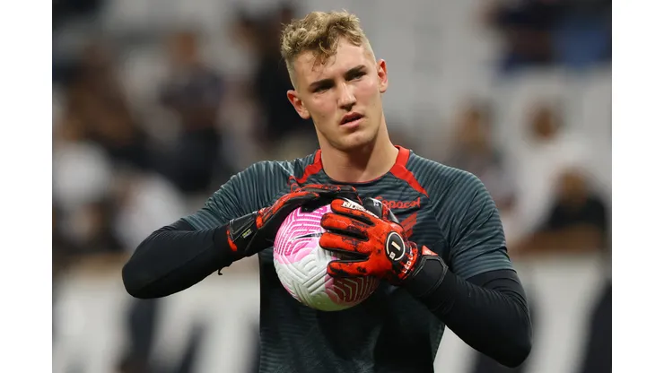Léo Link goleiro do Athletico-PR durante execução do hino nacional antes da partida contra o FC Cascavel no estádio Arena da Baixada pelo campeonato Paranaense 2023. Foto: Robson Mafra/AGIF