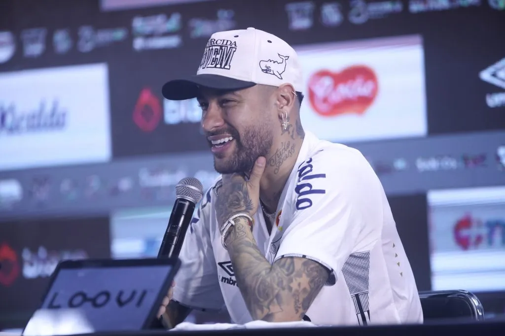 SP – SANTOS – 31/01/2025 – SANTOS, APRESENTACAO NEYMAR – Neymar em campo durante sua apresentacao oficial como jogador do Santos em coletiva de imprensa realizada no Vila Belmiro. Foto: Reinaldo Campos/AGIF