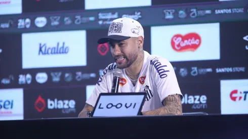 Neymar durante sua apresentação oficial como jogador do Santos em coletiva de imprensa realizada no Vila Belmiro. Foto: Reinaldo Campos/AGIF