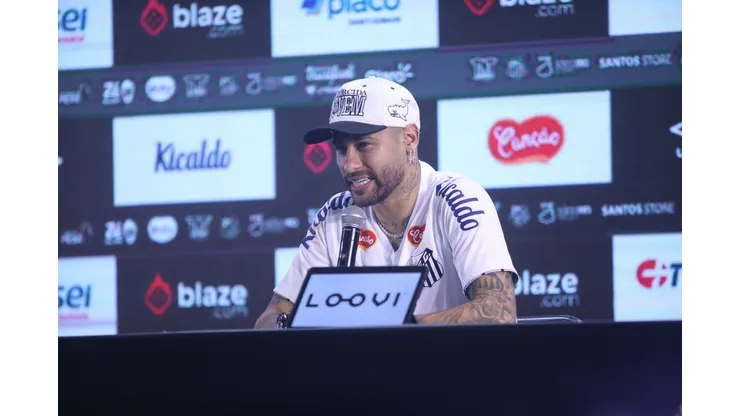 Neymar durante sua apresentação oficial como jogador do Santos em coletiva de imprensa realizada no Vila Belmiro. Foto: Reinaldo Campos/AGIF