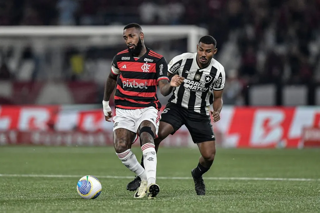 Gerson, do Flamengo, durante partida contra o Botafogo no Nilton Santos pelo Campeonato Brasileiro A 2024. Foto: Thiago Ribeiro / AGIF