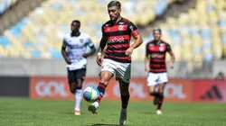 RJ - RIO DE JANEIRO - 28/04/2024 -Arrascaeta, do Flamengo, durante partida contra o Botafogo no Maracanã pelo Campeonato Brasileiro A 2024. Foto: Thiago Ribeiro / AGIF
