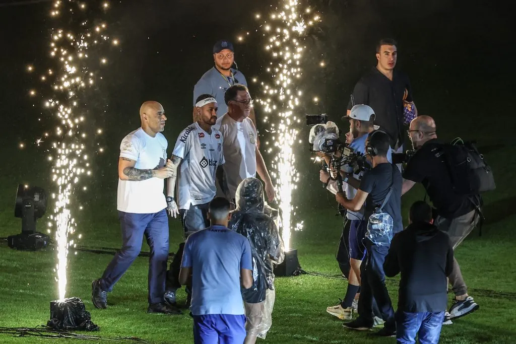 Neymar durante sua apresentação oficial como jogador do Santos realizada na Vila Belmiro.  Foto: Marcello Zambrana / AGIF