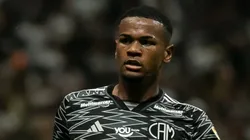 Alisson em ação pelo Atlético-MG contra o Inter. - Foto: Fernando Moreno/AGIF