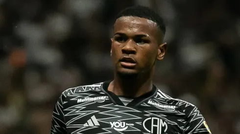 Alisson em ação pelo Atlético-MG contra o Inter. – Foto: Fernando Moreno/AGIF