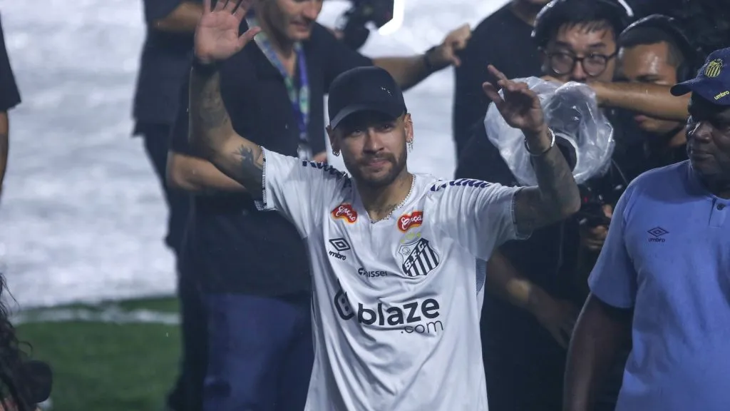 Neymar saudando torcida do Santos. Foto: Reinaldo Campos/AGIF