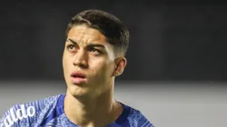 Jair durante aquecimento para jogo na Vila Belmiro.