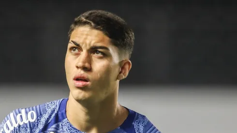 Jair durante aquecimento para jogo na Vila Belmiro.