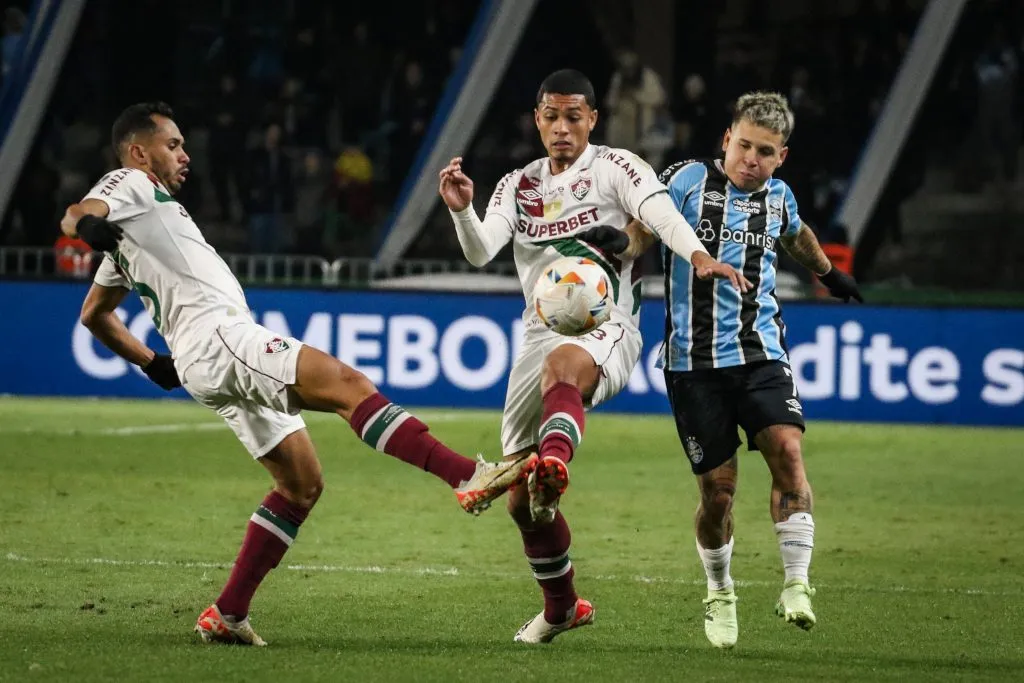 PR – CURITIBA – 13/08/2024 – COPA LIBERTADORES 2024, GREMIO X FLUMINENSE – Soteldo jogador do Gremio disputa lance com Esquerdinha jogador do Fluminense durante partida no estadio Couto Pereira pelo campeonato Copa Libertadores 2024. Foto: Leonardo Hubbe/AGIF
