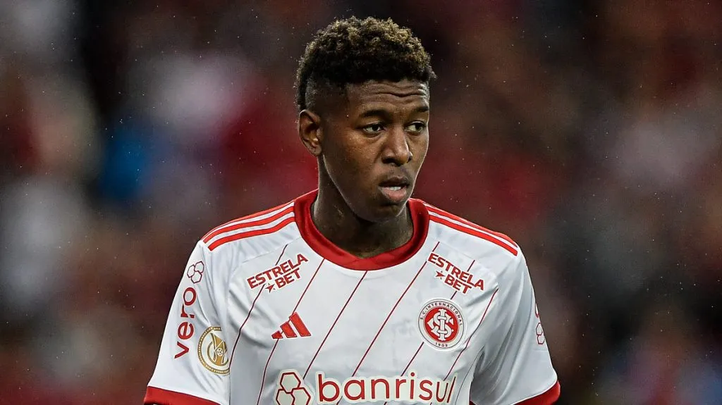 Vitão, zagueiro do Internacional