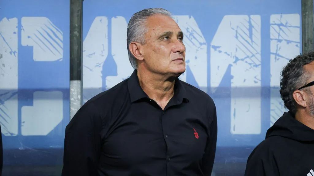 Tite durante partida. Foto: Maxi Franzoi/AGIF